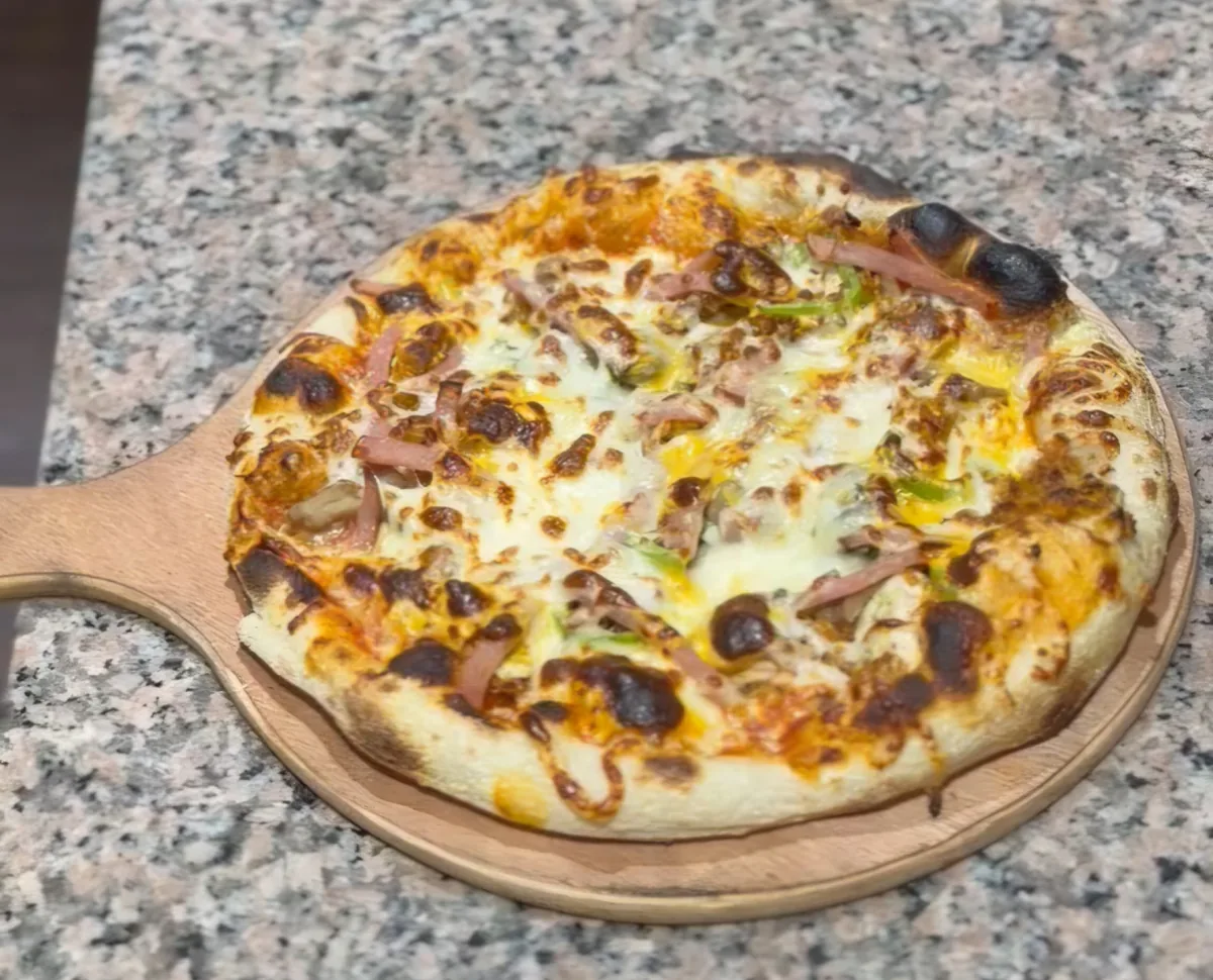 Pizza de Panini Khouya sur une planche en bois