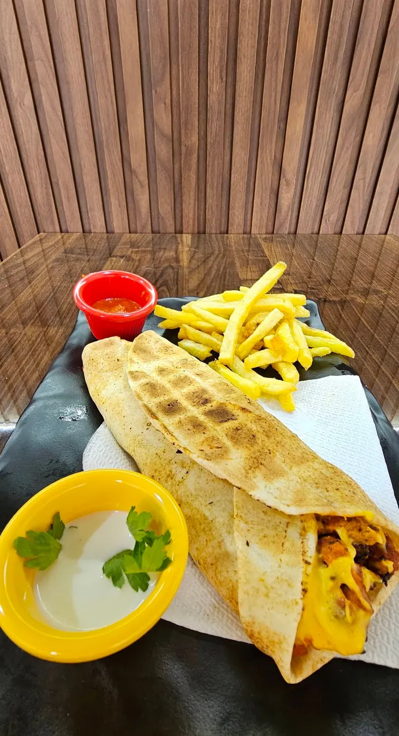 Sandwich roulé grillé avec frites et deux sauces